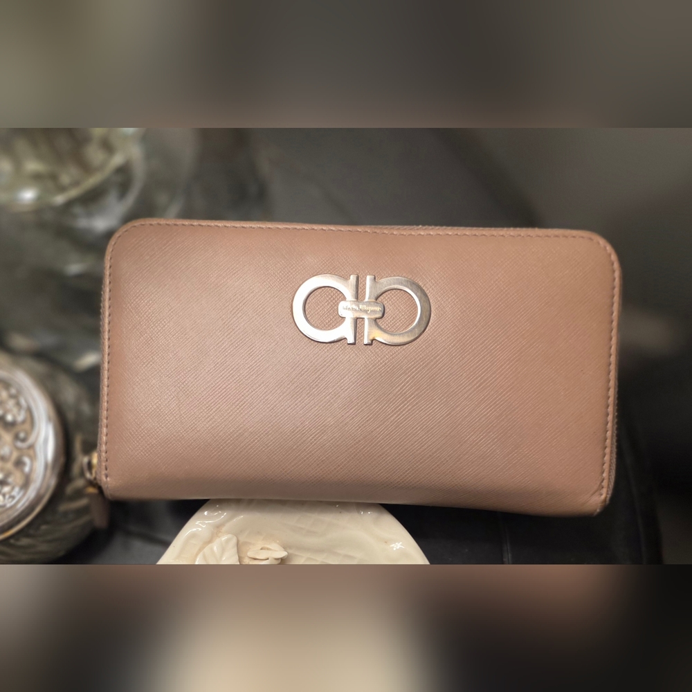 SALVATORE FERRAGAMO Double Gancio Zip Around Wallet